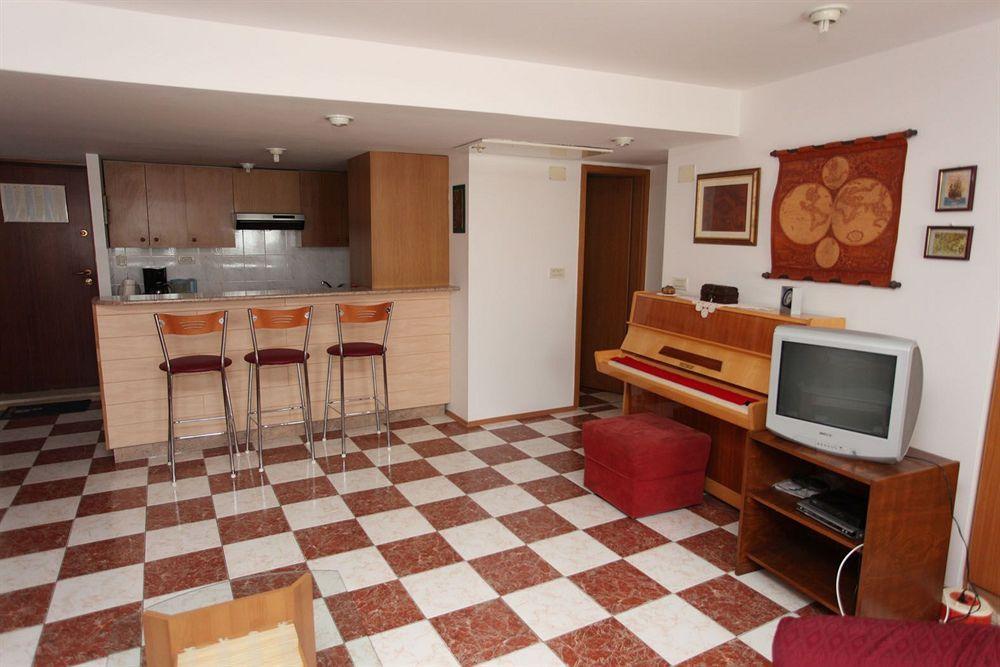 Split Apartments Peric ภายนอก รูปภาพ